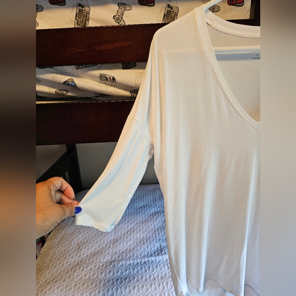 Express Relaxed V-Neck Three Quarter Sleeve London Tee size M NWOT Color White - Picture 4 of 6